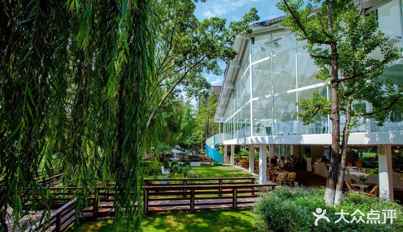 陪妈妈过节选地方吃饭，选了公园的一家花园餐厅