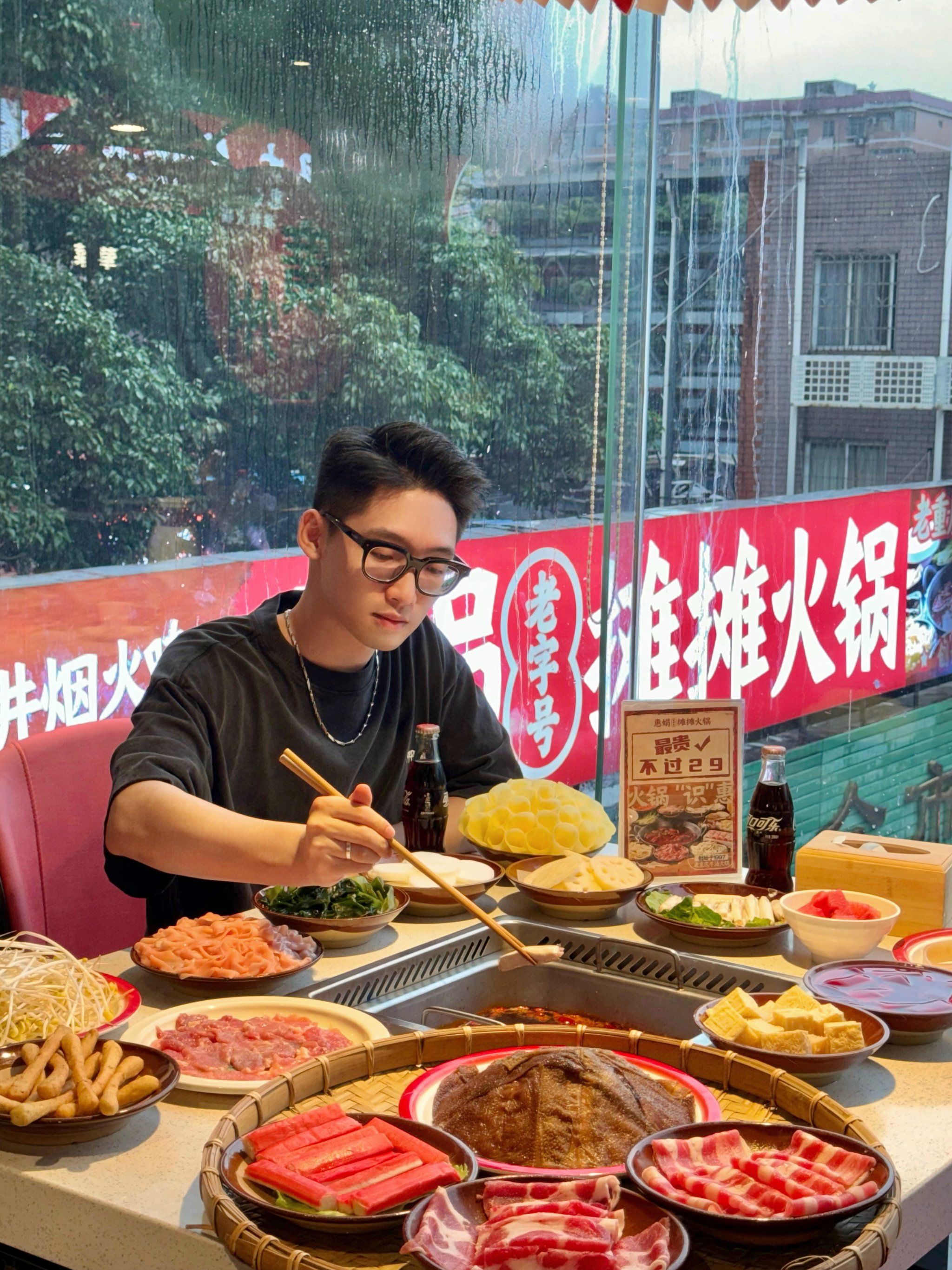 n
我们去到是5点半 当时已经人山人海
刚坐下老板就端上一碗