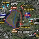 下山的路比较平缓，面朝着荷里路德宫，晓霞掩映湖泊