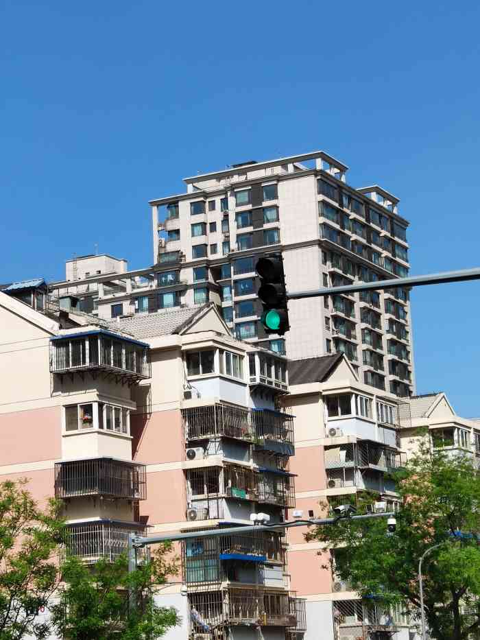 绿景馨园-"相对于老小区了,地理位置不错,就是环境老.