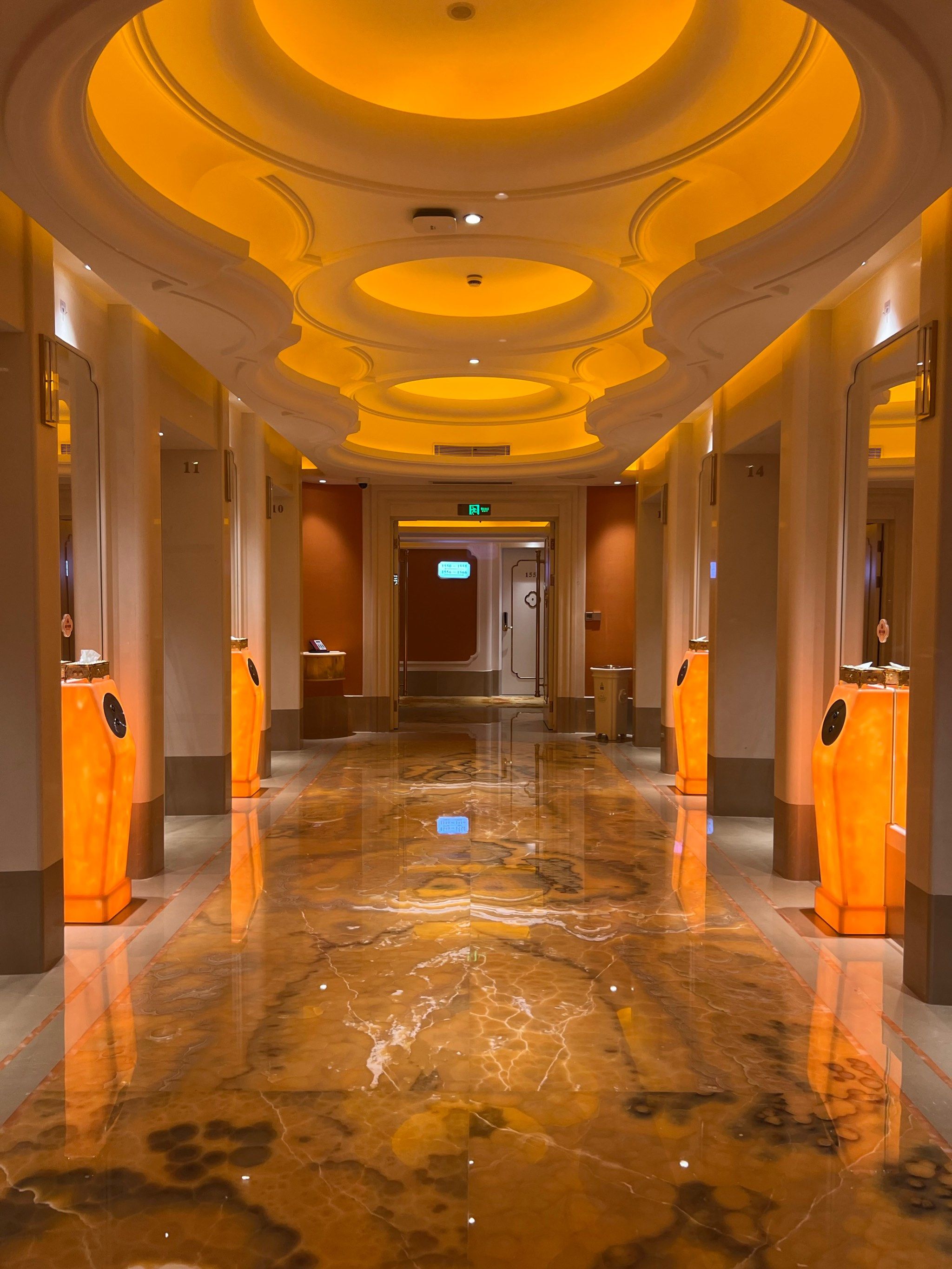 酒店富丽堂皇迷人眼