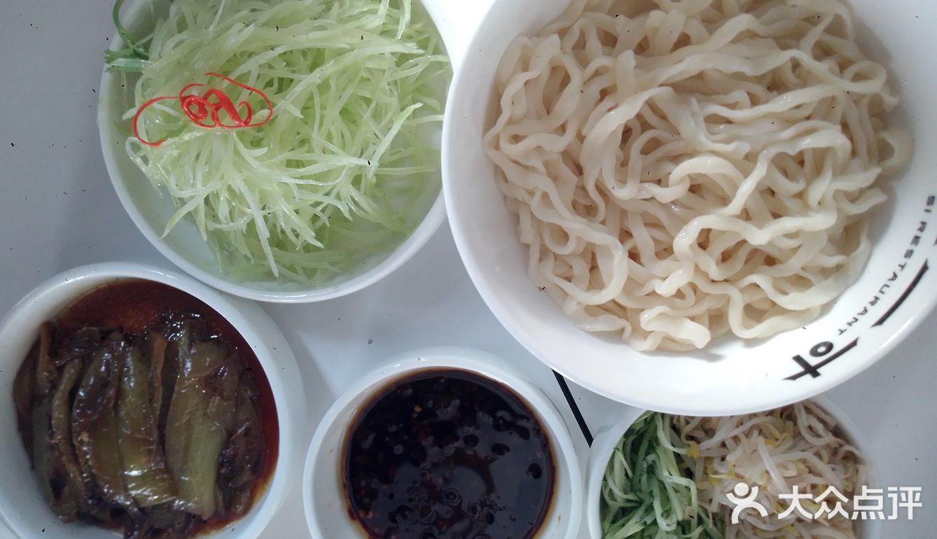 店里的客人不少,老板很热情。虽然只是家面馆