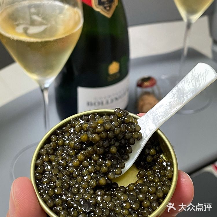 宵夜这么吃不会胖，香槟就鱼子酱