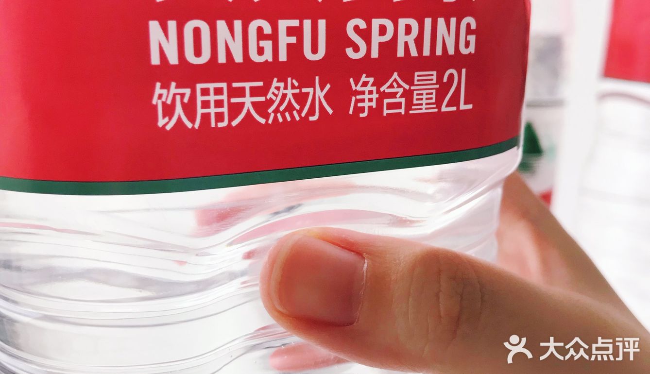 水瓶的腰部有一个凹陷设计，大拇指刚好可以卡进去