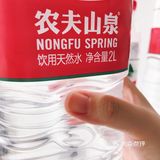水瓶的腰部有一个凹陷设计，大拇指刚好可以卡进去