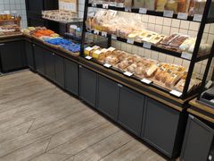 面包甜点陈列柜-皇冠幸福里动物奶油生日蛋糕(龙阳村地铁站店)