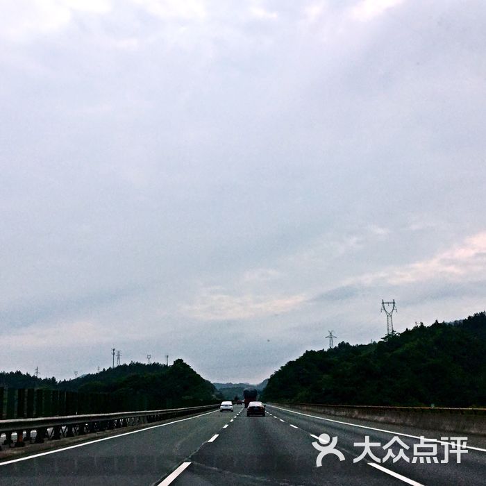 建德服务区停车场