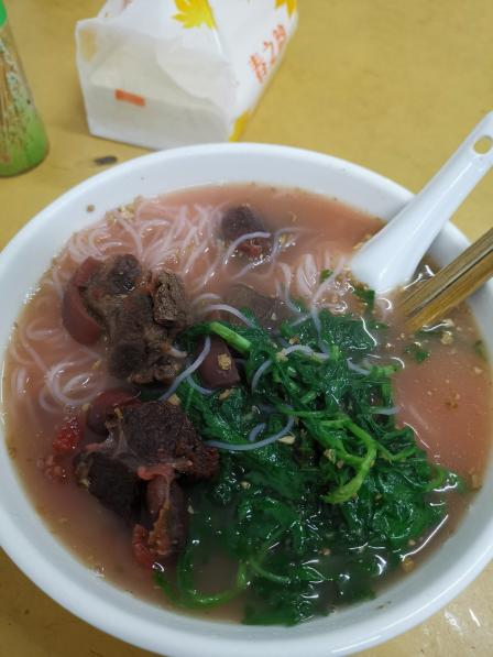 0 服务 : 5.0 狗肉煮粉加艾叶,味道相当正宗,久违的味道.