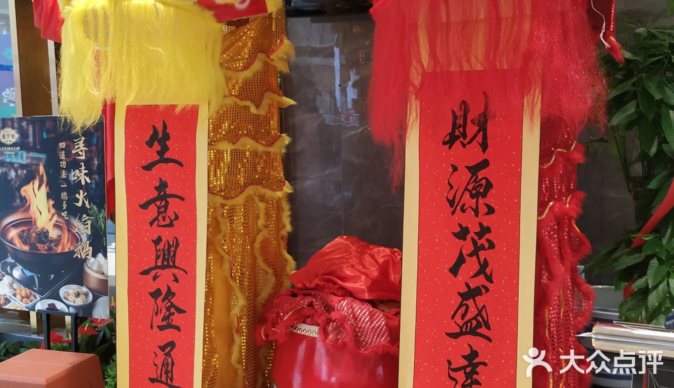 工作人员很早就不让排队等位了。其实在叫号的过程中
