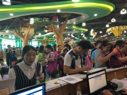 -维佳童话镇演出现场(徐东店)