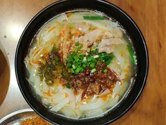 卷粉-鸿浩扒猪脚米线