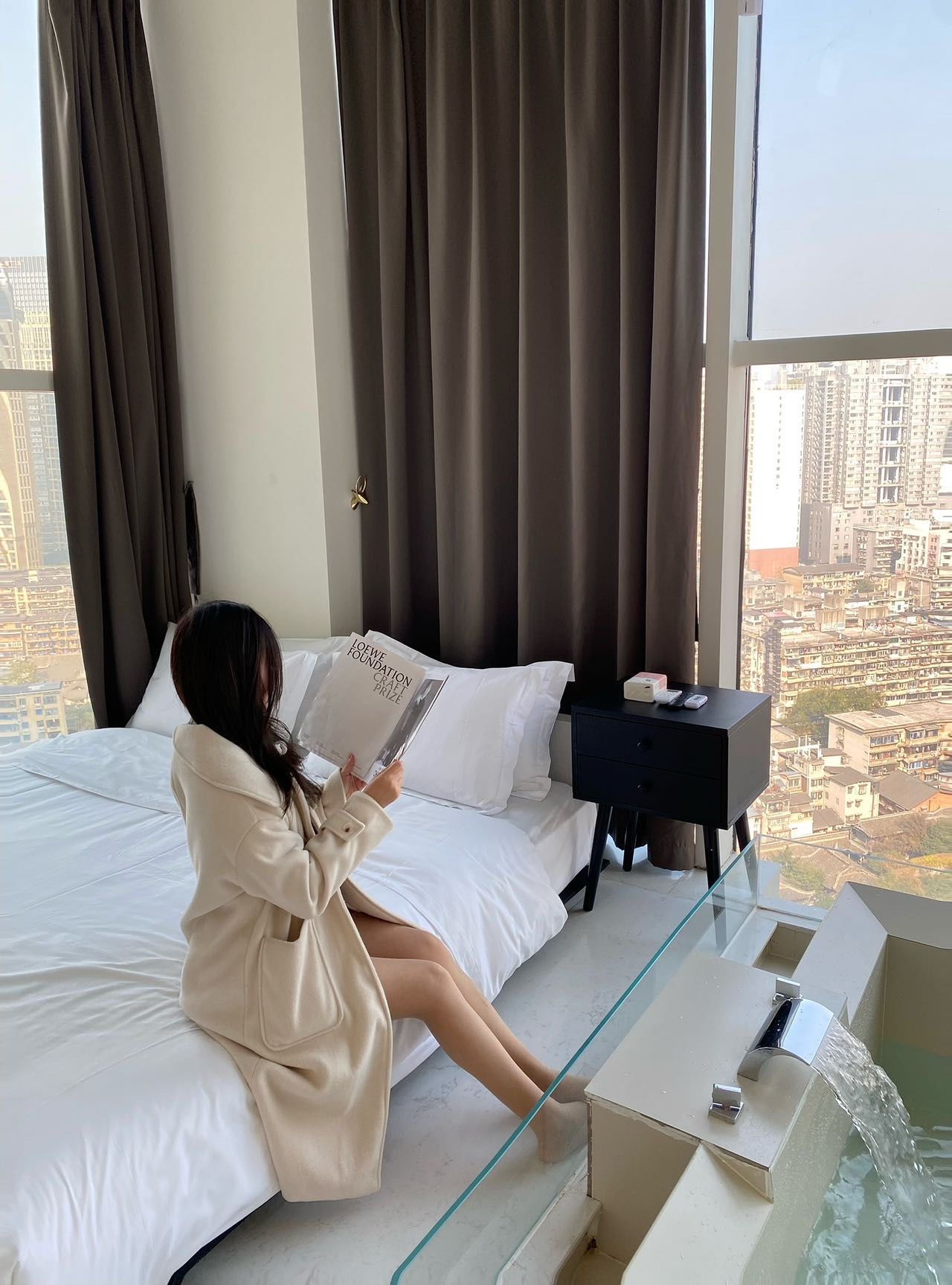 应该没有女生能拒绝这么美的高空泳池酒店吧
