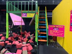 -嘿哟动霸CHUA·新潮玩运动娱乐中心·蹦床滑冰团建乐园