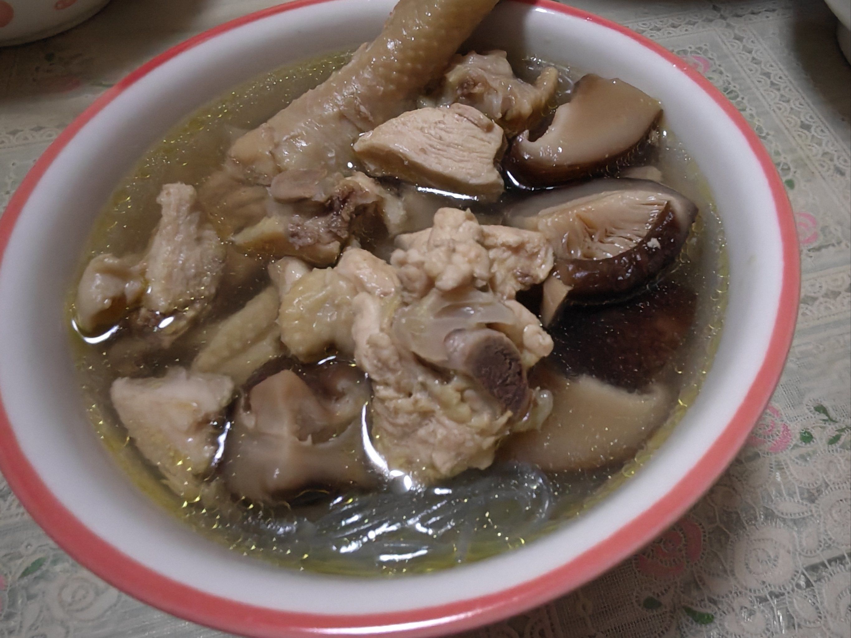 温暖一碗～香菇鸡肉汤