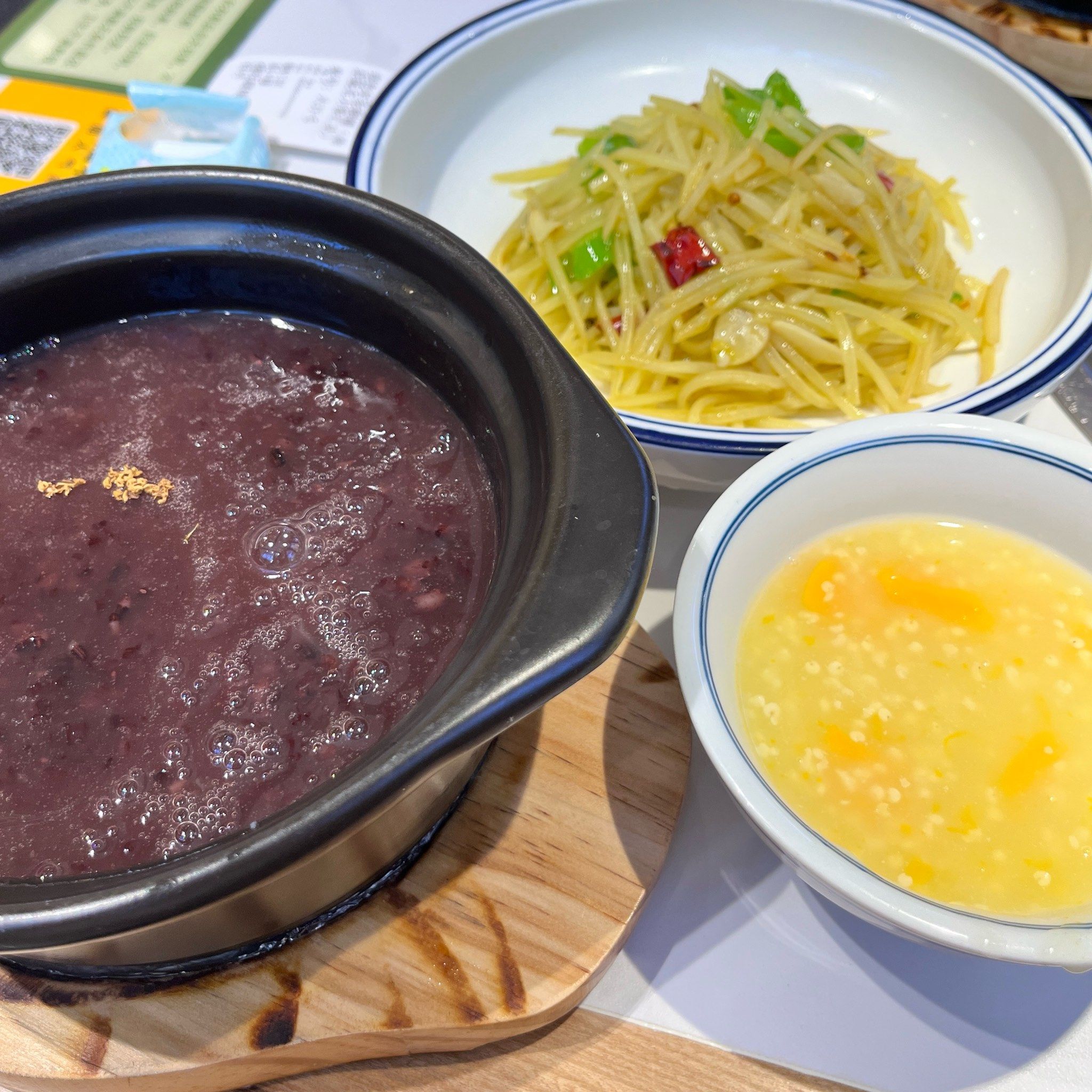城北万象汇的吴家粥铺,因为男朋友胃最近不舒服,所以来吃点清淡养胃的
