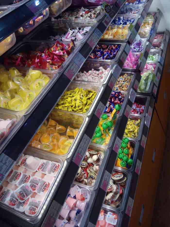 小口大口(文艺路店)-"最喜欢的一家零食店,店铺还是挺多的～～ .