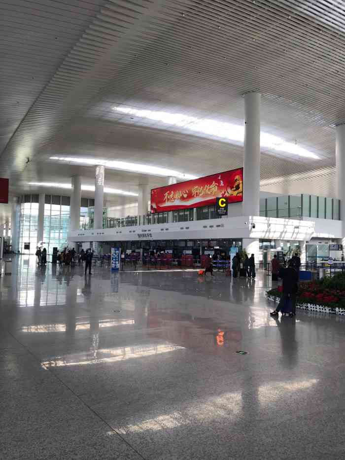 南通兴东国际机场-"今天去南通兴东机场送亲戚,机场的人很多很.