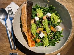 煎三文鱼牛油果色拉-Wagas沃歌斯(大学路店)