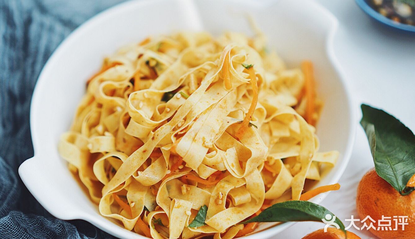 3分钟就能搞定的凉拌豆腐皮～最爱的下酒小菜