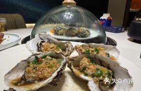 Steamed Fresh Oyster with Garlic Sauce
