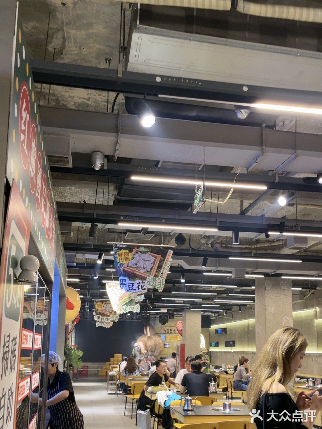 推开店门的瞬间，浓郁的香气扑面而来