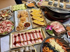 -围炉肉舍•炭烤活鳗•丹东海鲜烤肉(步行街店)