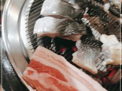 -围炉肉舍•炭烤活鳗•丹东海鲜烤肉(步行街店)