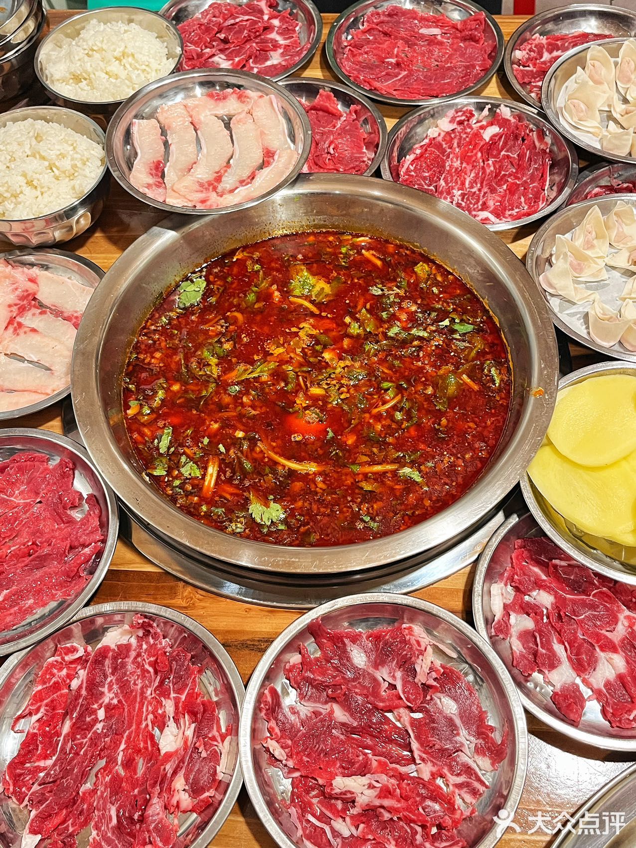 成都美食冒险！苍蝇馆子里的美味牛肉火锅！