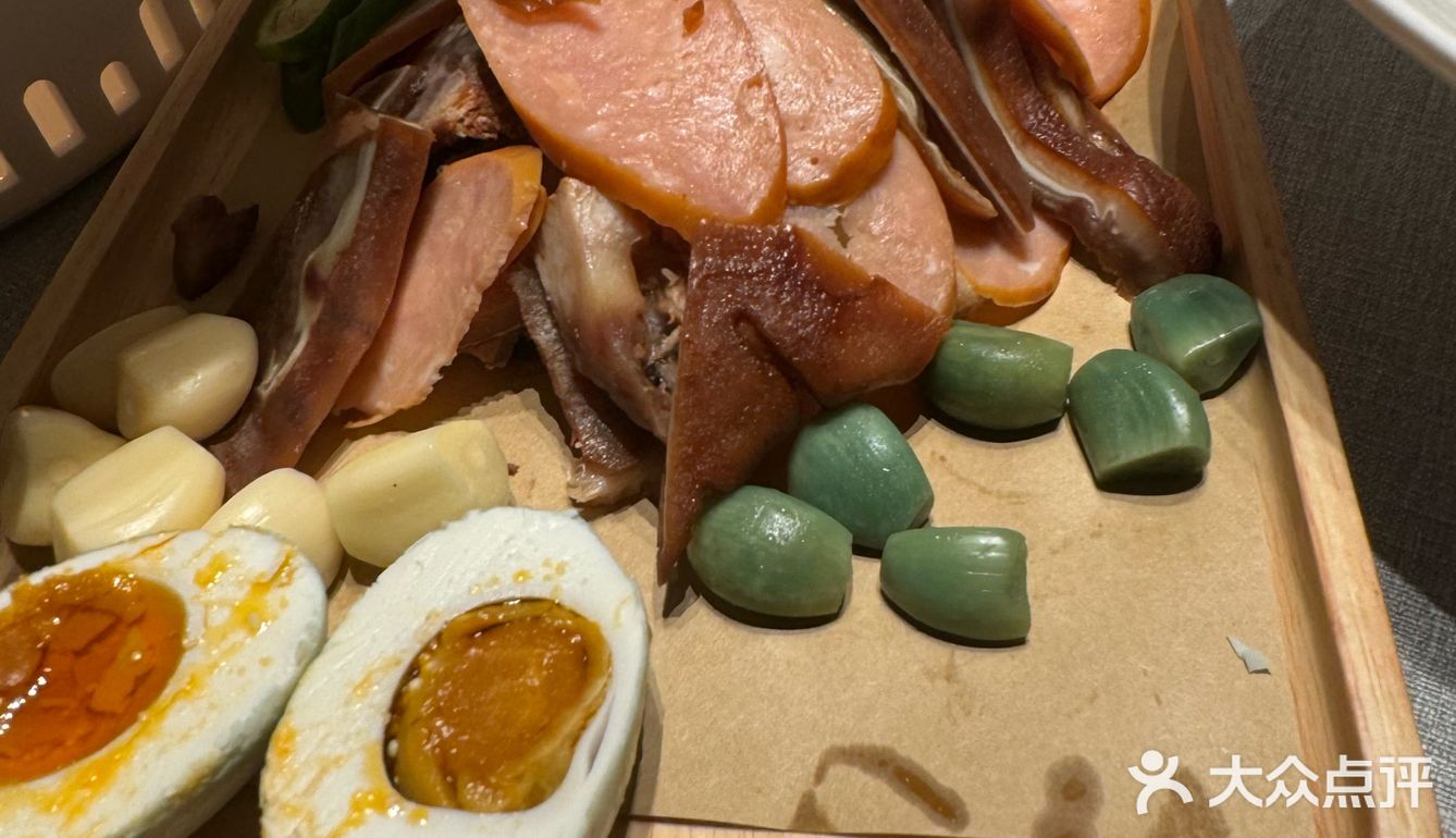 重点说说生日宴吧!小团队非常卖力有歌有舞 尤其主持姐姐