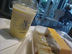 吞拿鱼三明治+芒果酸奶-巴黎贝甜(常德路店)