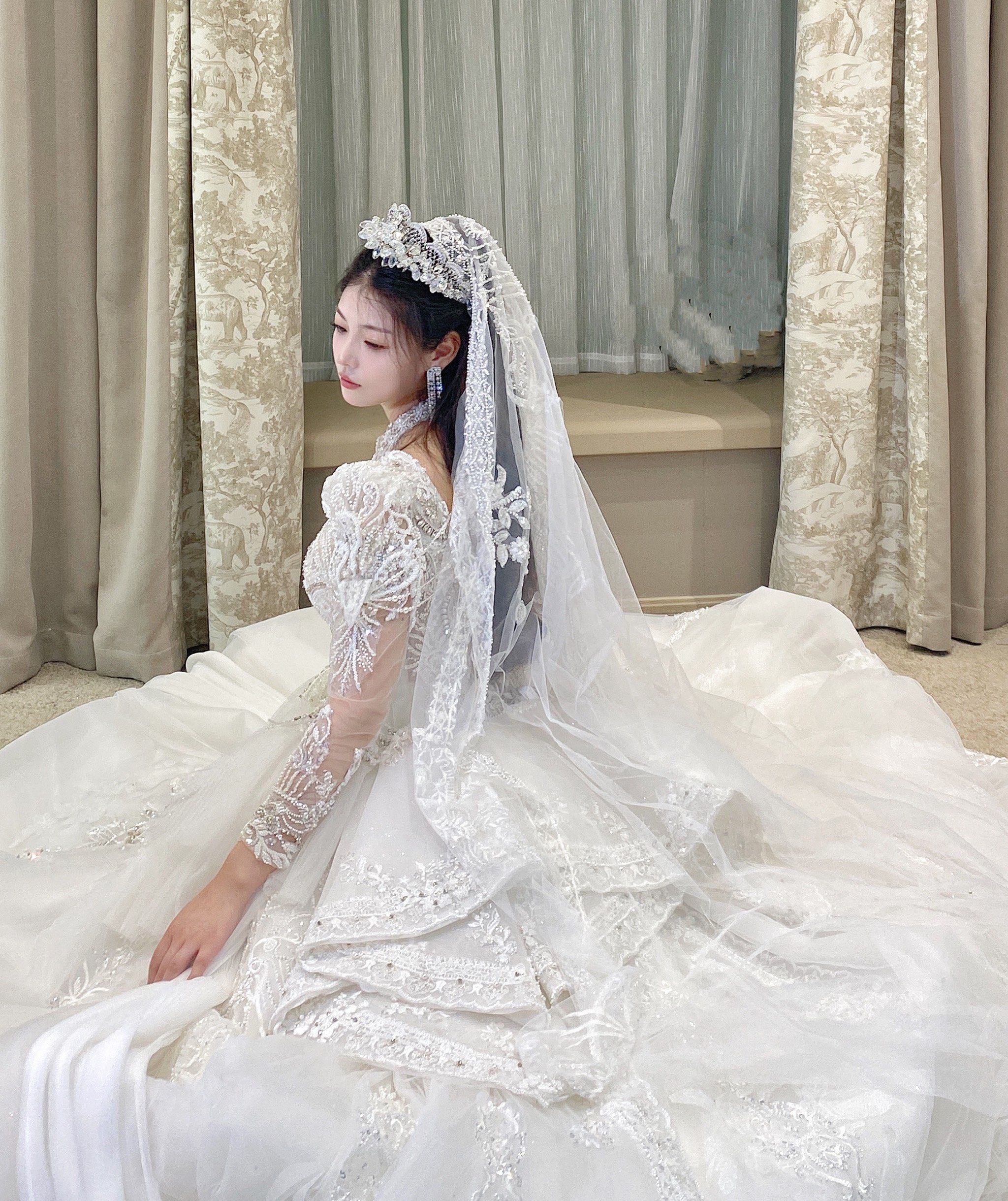 我的新娘一百遍
超级美丽
带上蕾丝花边头纱惊艳回眸