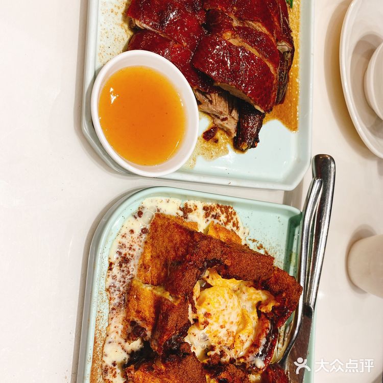 门口的招牌鸭让人非常有食欲，点了鲜肉糯米烧卖