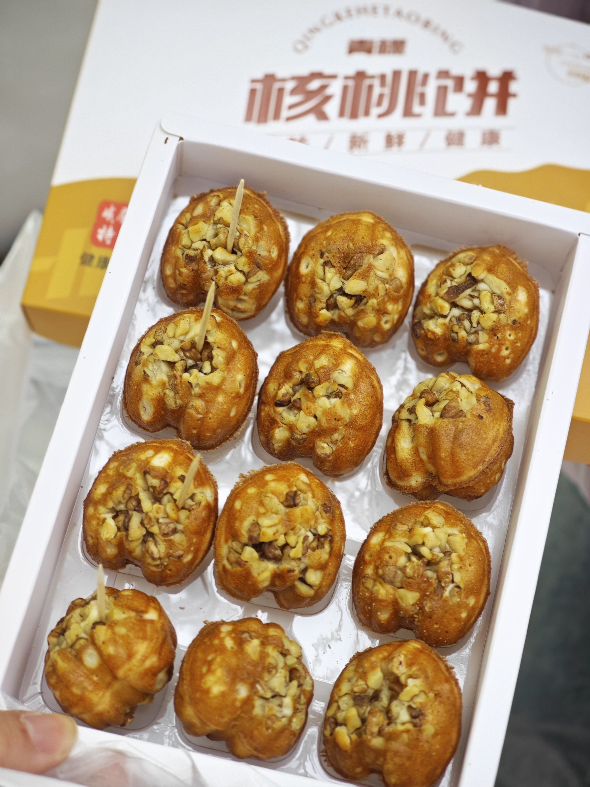 登峨眉金顶 吃核桃酥饼