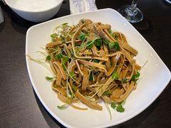 豆腐皮拌香椿苗-老牌坊鲁菜名店(美莲广场店)