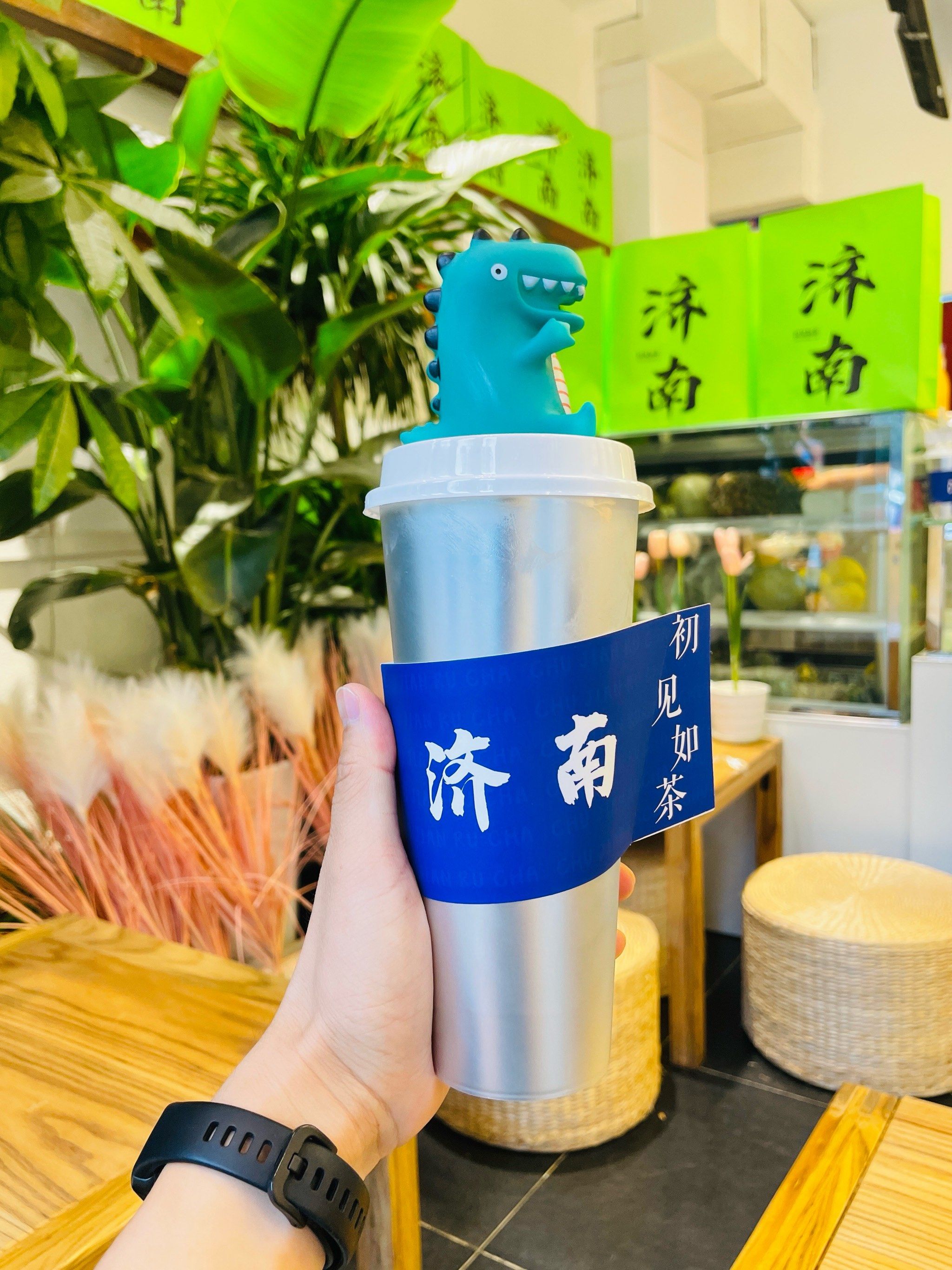 人生若只如初见
一杯茶足以看见曾经你我的模样

摄影设备:苹果