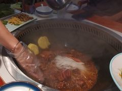 -雪乡人家东北菜·铁锅炖一切(高斯路店)