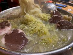 五花肉酸菜血肠锅-小俩口烧烤东北菜(双井店)