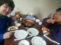 母子吃得不亦乐乎-银同牦牛肉火锅