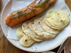 烟熏三文鱼配烤饺子皮和芥末籽酱-BOR Eatery(安福路店)