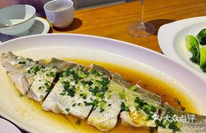 Hong Kong-Style Golden Pepper Sauce Steamed White Fish