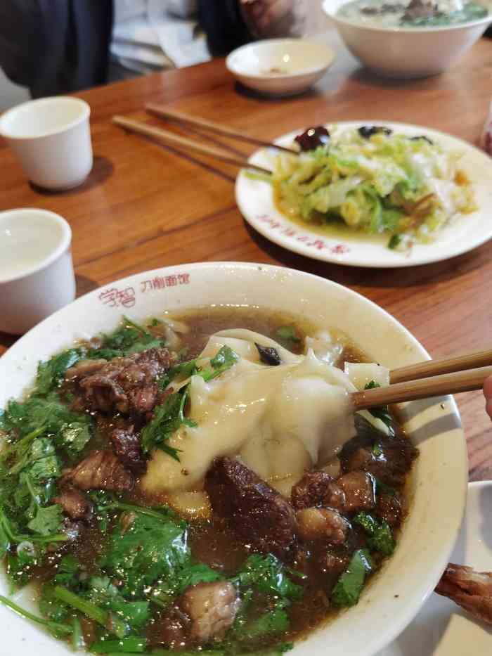 學智刀削麵 安陽老字號 當地人都知道 湯肥面軟 涼菜涼拌白菜翠翠的