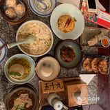 晚一点会有评剧的表演。整个环境古色古香