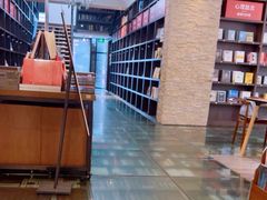 -钟书阁(松江泰晤士小镇店)
