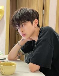 -一家只做男发烫染的店