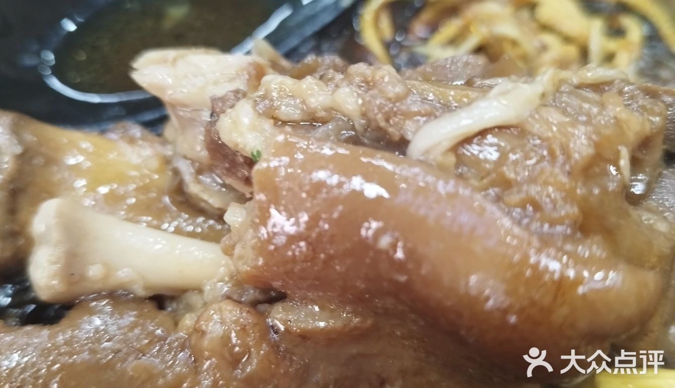 凤凰西街这家砂锅店猪蹄很好吃[呲牙]