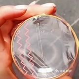 这时候把饺子皮铺在茶杯的上面,然后饺子馅放在里面