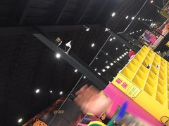 -嘿哟动霸CHUA·新潮玩运动娱乐中心·蹦床滑冰团建乐园
