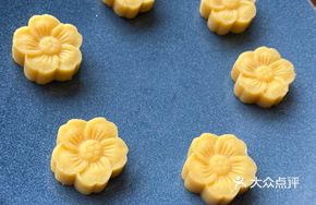 Flow-center Mung Bean Cake