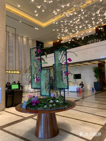 我跟大堂经理聊天、她告诉今晚入住满房了！