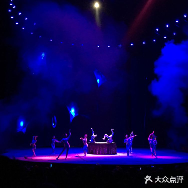 跟团游中的杂技表演，以前都是在电视上看到的